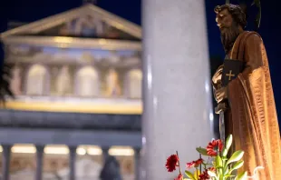 A imagem de são Paulo fora da Basílica de São Paulo Fora dos Muros na procissão solene de suas correntes no dia 29 de junho