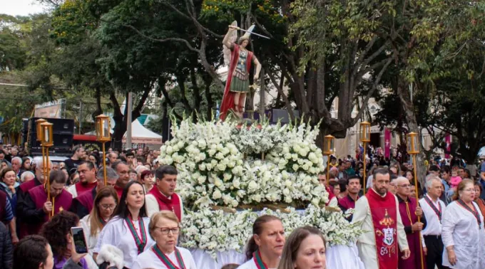 Procissão de são Miguel Arcanjo, na cidade de São Miguel Arcanjo (SP)