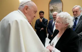 Papa Francisco recebe Roseline Hamel no Vaticano.