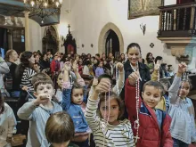 Crianças rezando o terço em Portugal.