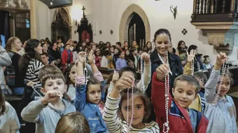 Crianças rezando o terço em Portugal.