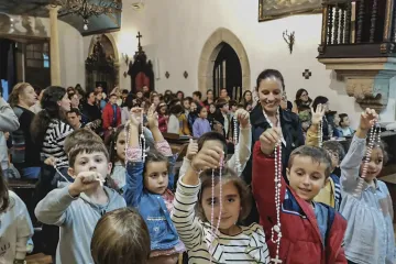 Crianças rezando o terço em Portugal.