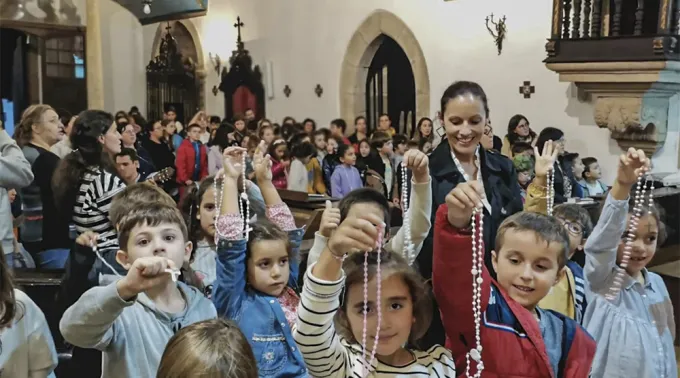 Crianças rezando o terço em Portugal. ?? 