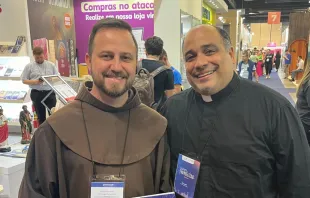 O reitor do santuário de frei Galvão, frei Diego Atalino de Melo, com o reitor do santuário do Cristo Redentor, padre Omar Raposo na ExpoCatólica 2024.