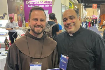 O reitor do santuário de frei Galvão, frei Diego Atalino de Melo, com o reitor do santuário do Cristo Redentor, padre Omar Raposo na ExpoCatólica 2024.