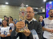 Relíquia do beato Carlo Acutis chega ao aeroporto de Recife (PE)