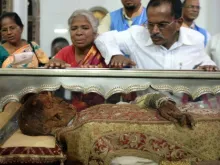 Cristãos indianos prestam homenagem aos restos mortais de são Francisco Xavier durante a 17ª exposição do corpo do santo na Sé Catedral de Goa, no dia 22 de novembro de 2014.