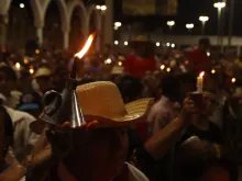 Romeiros com seus candeeiros na Romaria de Nossa Senhora das Candeias de 2024