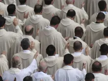 Foto ilustrativa de padres concelebrando uma missa em Roma.