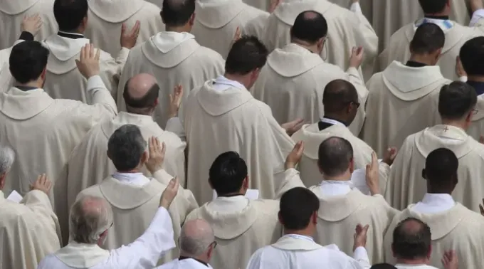 Foto ilustrativa de padres concelebrando uma missa em Roma. ?? 