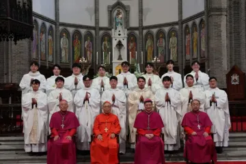 Os 16 novos sacerdotes de Seul (Coréia do Sul).