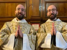 Johnny e George Jallof, gêmeos franciscanos ordenados sacerdotes em Aleppo, Síria, em 6 de julho de 2024.