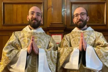 Johnny e George Jallof, gêmeos franciscanos ordenados sacerdotes em Aleppo, Síria, em 6 de julho de 2024.