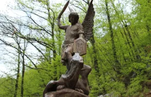 Estátua do arcanjo São Miguel.