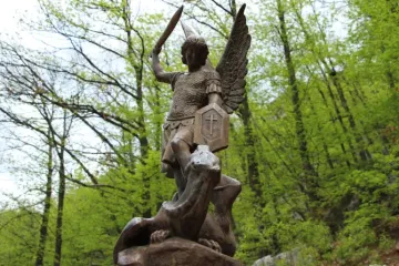 Estátua do arcanjo São Miguel.