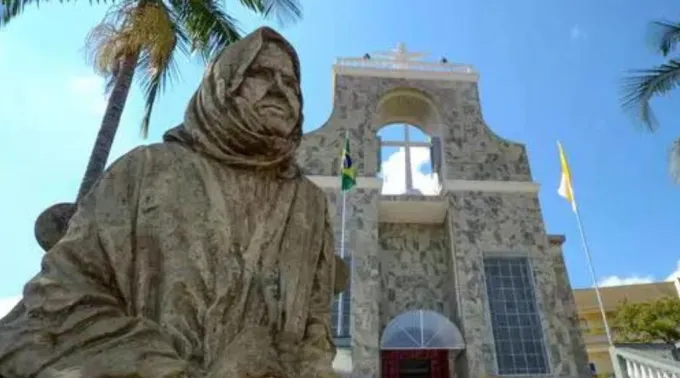 Santuário Nossa Senhora da Conceição da beata Nhá Chica construído por ela ao lado de sua casa. ?? 