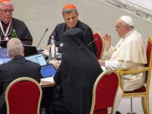 Papa Francisco participando das sessões do Sínodo.