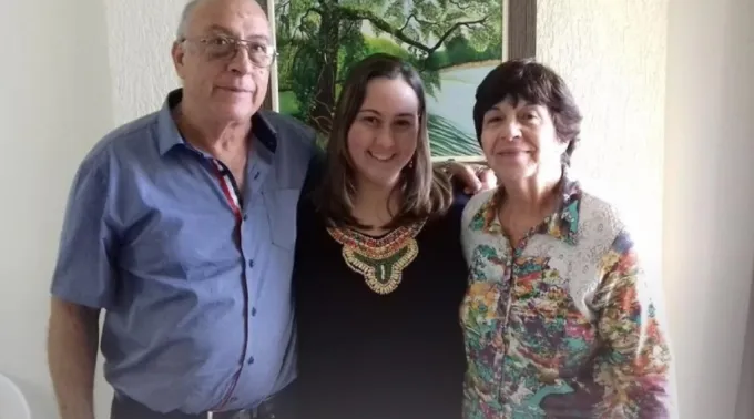 José Cloves Arruda e Maria Auxiliadora Vaz de Arruda com a filha Priscila Vaz. ?? 