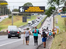 Romeiros em peregrinação na Via Dutra.