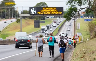 Romeiros em peregrinação na Via Dutra.