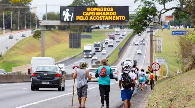 Romeiros em peregrinação na Via Dutra. ?? 