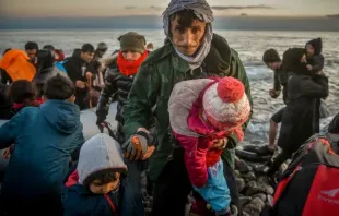 Refugiados e migrantes chegam à ilha grega de Lesbos depois de cruzarem o Mar Egeu vindos da Turquia de barco em março de 2020.