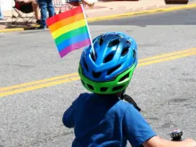 Criança em paradas do orgulho LGBTQIA+ (imagem ilustrativa)