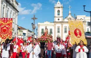 Procissão com a imagem do Sagrado Coração de Jesus, no Pelourinho, em Salvador (BA)