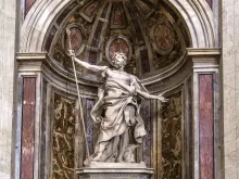 Escultura de são Longuinho na basílica de São Pedro, no Vaticano