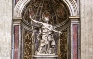 Escultura de são Longuinho na basílica de São Pedro, no Vaticano