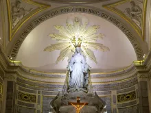 Imagem de Nossa Senhora das Graças da capela da Medalha Milagrosa, na França