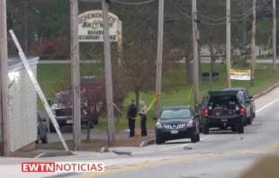 A polícia do lado de fora do restaurante onde ocorreu um dos tiroteios.