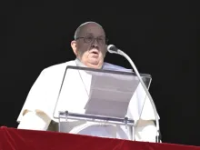 O papa Francisco fala à multidão reunida na Praça de São Pedro, em 1º de janeiro de 2025.