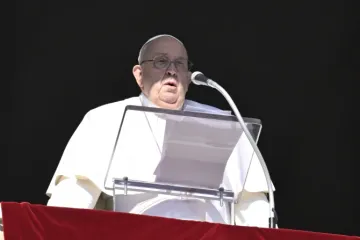 O papa Francisco fala à multidão reunida na Praça de São Pedro, em 1º de janeiro de 2025.