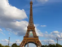 Torre Eiffel com os aros olímpicos