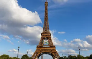 Torre Eiffel com os aros olímpicos