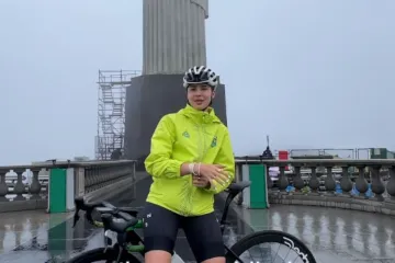 Tota Magalhães com a pulseira da medalha de são Bento