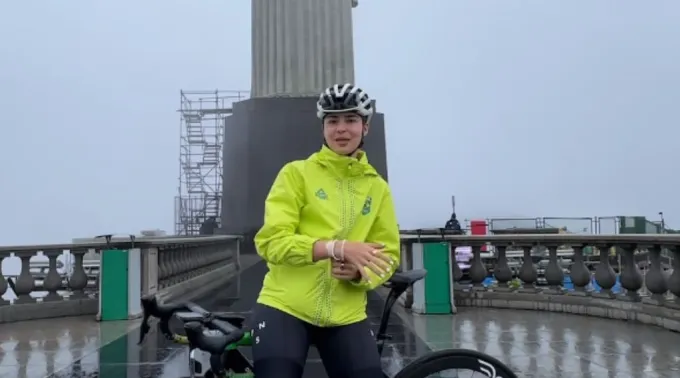 Tota Magalhães com a pulseira da medalha de são Bento