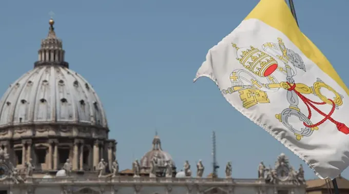 Bandeira do Vaticano na Praça de São Pedro