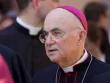 Arcebispo Carlo María Viganò desafia intimação da Santa Sé e insiste em acusação contra o papa Francisco.