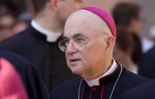Arcebispo Carlo María Viganò desafia intimação da Santa Sé e insiste em acusação contra o papa Francisco.