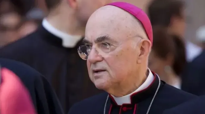Arcebispo Carlo María Viganò desafia intimação da Santa Sé e insiste em acusação contra o papa Francisco. ?? 