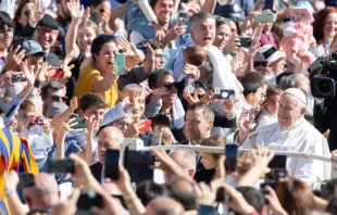 Papa Francisco cumprimenta membros do movimento católico internacional Comunhão e Libertação na Praça de São Pedro, 15 de outubro de 2022.