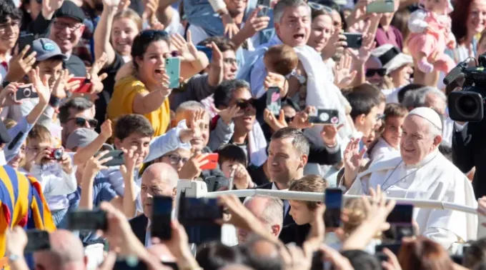 Papa Francisco cumprimenta membros do movimento católico internacional Comunhão e Libertação na Praça de São Pedro, 15 de outubro de 2022. ?? 