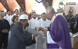 Dom Geremias Steinmetz, arcebispo de Londrina (PR), dá a comunhão ao xeque Ahmad Saleh Mahairi em missa de exéquias de dom Geraldo Majella.