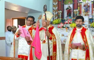 Liturgia na Igreja Arquiepiscopal Maior Siro-Malabar de Santa Maria, Arakuzha, Índia.