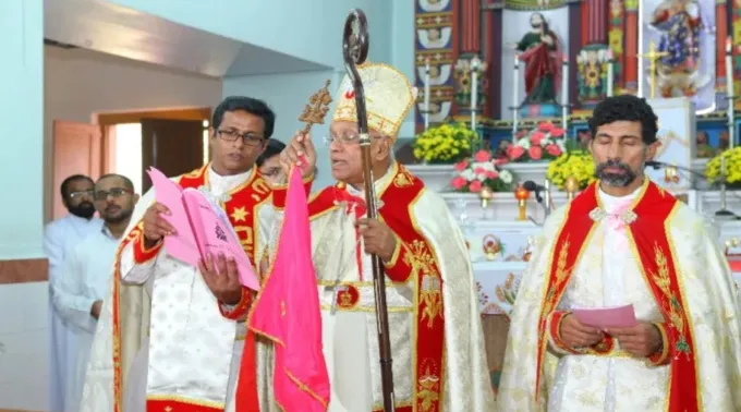 Liturgia na Igreja Arquiepiscopal Maior Siro-Malabar de Santa Maria, Arakuzha, Índia ?? 