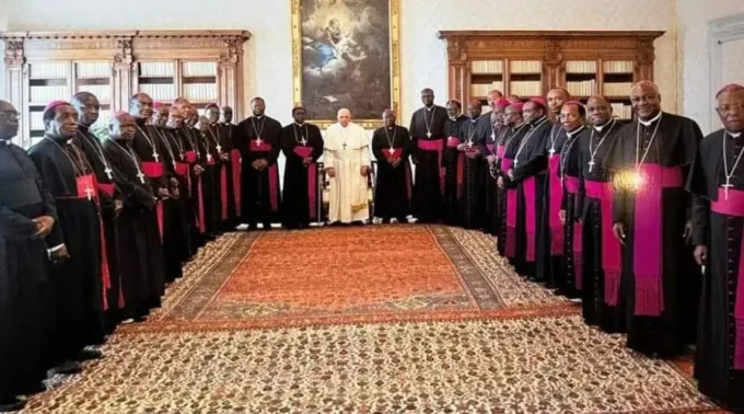 Membros da Conferência Episcopal Nacional de Camarões com o papa Francisco no Vaticano ?? 