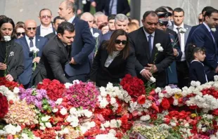 Homenagem a vítimas do genocídio armênio no Memorial do Genocídio Armênio em Yerevan, na Armênia, na última quarta-feira (24).
