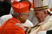 O papa Francisco fala com dom William Goh (à esquerda) depois de ordená-lo cardeal durante um consistório para criar 20 novos cardeais, na Basílica de São Pedro, no Vaticano, em 27 de agosto de 2022.